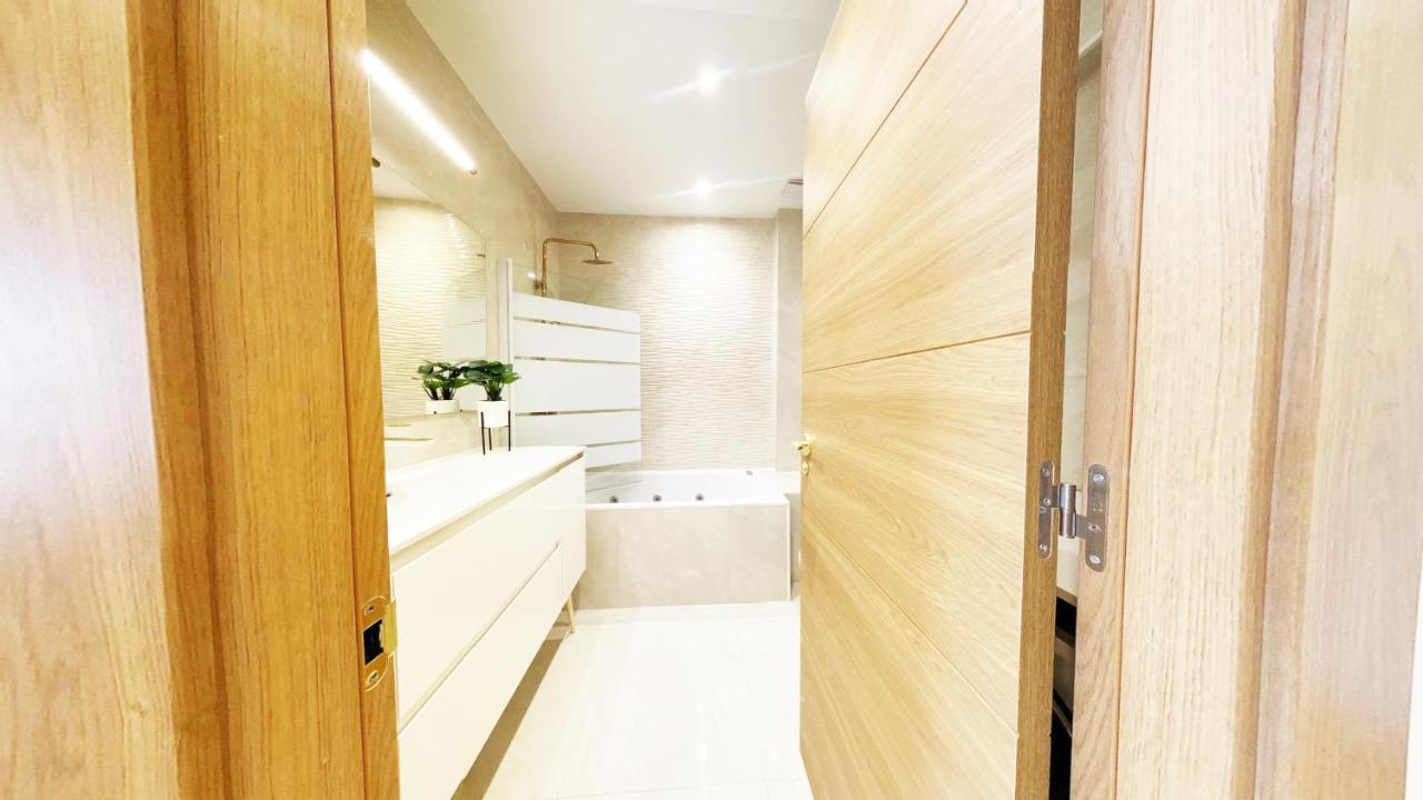 Paradise Luxurious Flat, Free Parking, 3 Double Rooms, Terrace, Jacuzzi, Fully Renovated San Sebastian Exterior photo