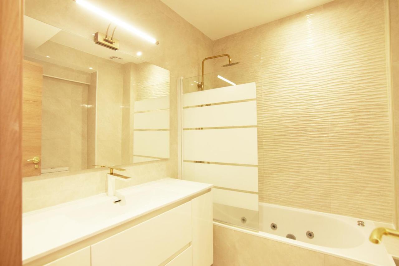 Paradise Luxurious Flat, Free Parking, 3 Double Rooms, Terrace, Jacuzzi, Fully Renovated San Sebastian Exterior photo